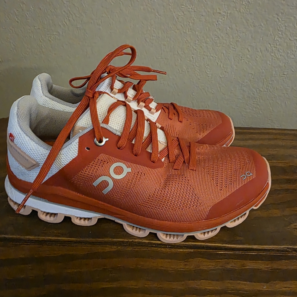 On Cloud Woman Red Size 7.5